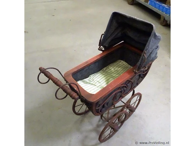 Oude kinderpoppenwagen - afbeelding 3 van  5