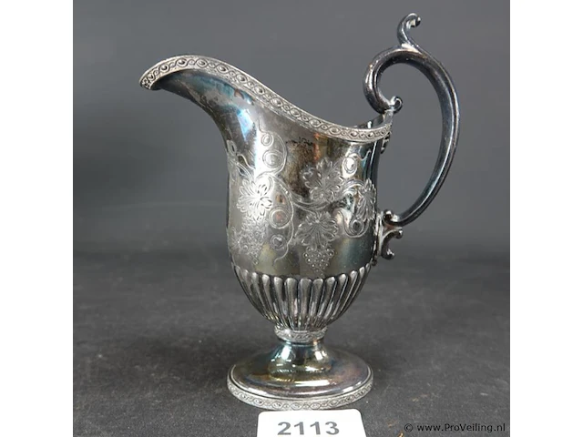 Oude melkkan met gravures - afbeelding 1 van  5