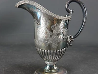 Oude melkkan met gravures - afbeelding 1 van  5