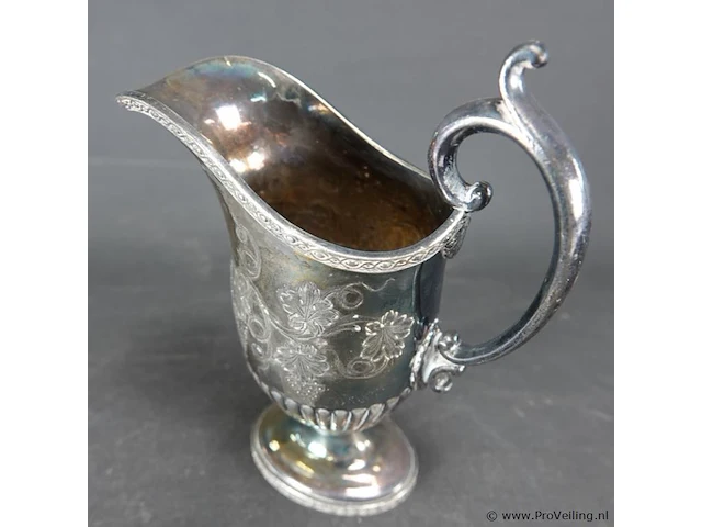 Oude melkkan met gravures - afbeelding 2 van  5