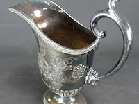 Oude melkkan met gravures - afbeelding 2 van  5