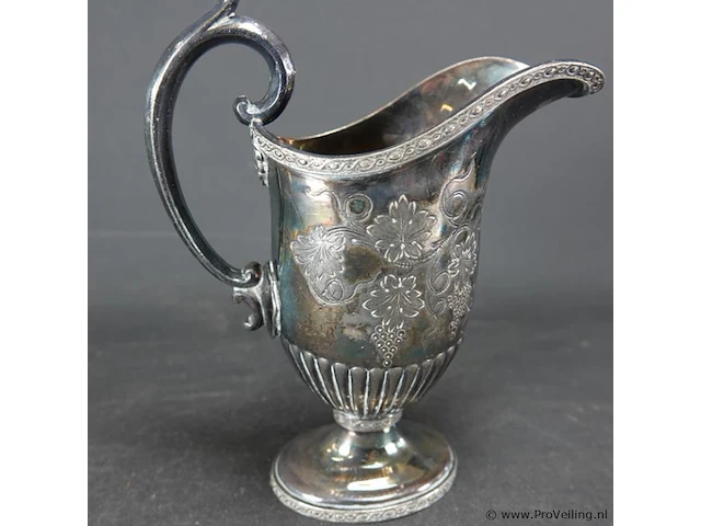 Oude melkkan met gravures - afbeelding 3 van  5