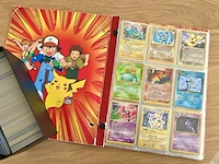 Oude vintage pokémon map met o.a. charizard, venusaur en blastoise