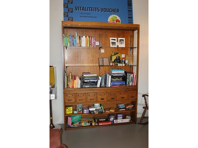 Oude vitrinekast met 7 lades, 2 glazen schappen en 1 houten schap. afmeting 157 x 34 x 216 cm. let op: excl... - afbeelding 2 van  3