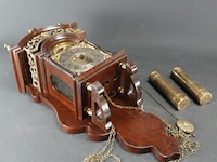 Oude wandklok met maanaanduiding