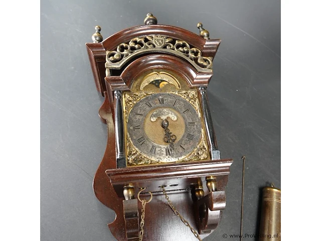 Oude wandklok met maanaanduiding - afbeelding 3 van  5