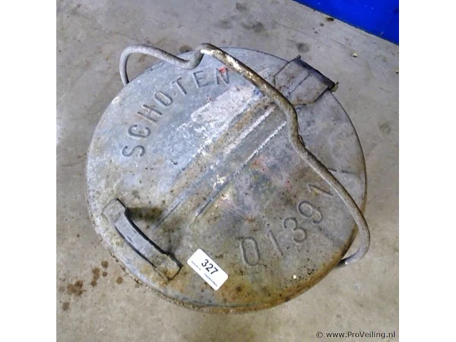 Oude zinken vuilnisbak schoten - afbeelding 3 van  5