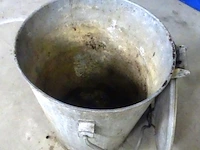 Oude zinken vuilnisbak schoten - afbeelding 5 van  5