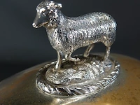 Oude/antieke grote verzilverde cloche met schaap in top - afbeelding 3 van  4