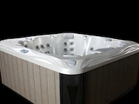 Outdoor spa 7-persoons 220x220x90 cm - wit bad met donkerbruine zijkant - incl. bluetooth - afbeelding 5 van  12
