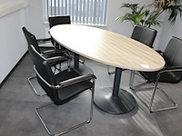 Ovale vergadertafel met 5 sledestoelen met kunstlederen bekleding. afmeting tafel 200 x 100 x 75 cm.