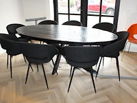 Ovale vergadertafel met acht gestoffeerde stoelen. tafel met houten blad en metalen kruispoot. afmeting 208... - afbeelding 1 van  3