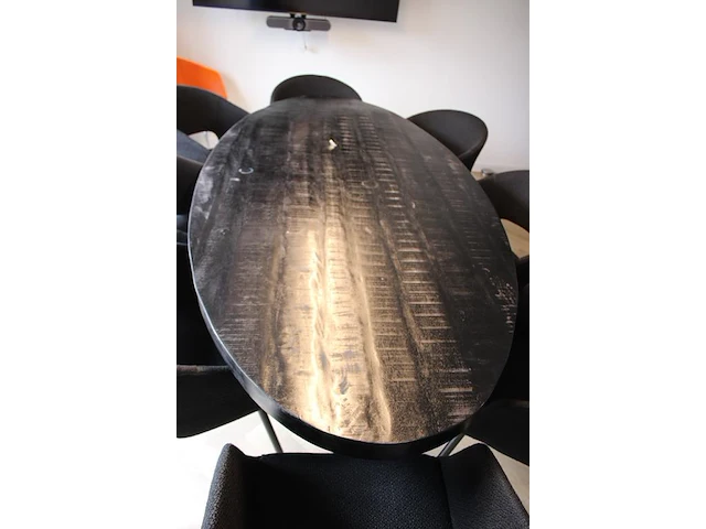 Ovale vergadertafel met acht gestoffeerde stoelen. tafel met houten blad en metalen kruispoot. afmeting 208... - afbeelding 2 van  3