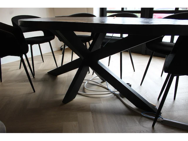 Ovale vergadertafel met acht gestoffeerde stoelen. tafel met houten blad en metalen kruispoot. afmeting 208... - afbeelding 3 van  3