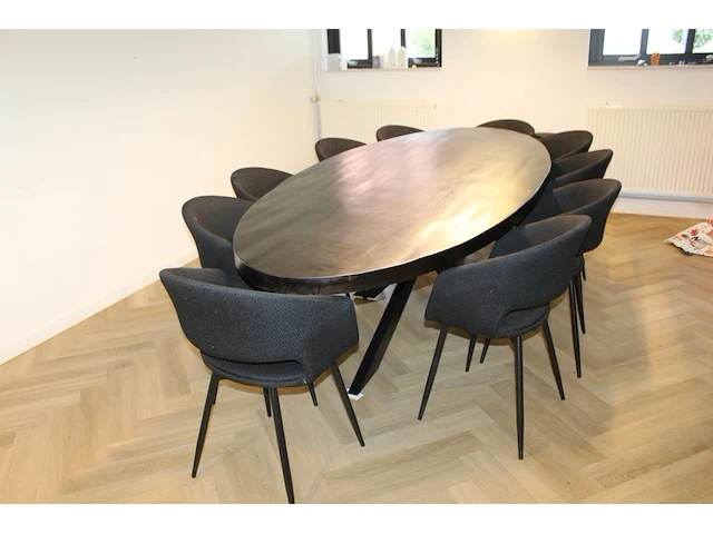 Ovale vergadertafel met tien gestoffeerde stoelen. tafel met houten blad en metalen kruispoot. - afbeelding 1 van  5