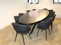 Ovale vergadertafel met tien gestoffeerde stoelen. tafel met houten blad en metalen kruispoot. - afbeelding 1 van  5