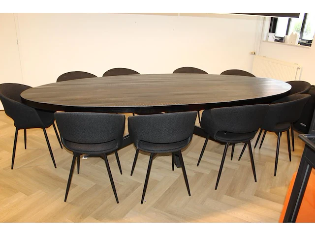 Ovale vergadertafel met tien gestoffeerde stoelen. tafel met houten blad en metalen kruispoot. - afbeelding 2 van  5