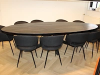 Ovale vergadertafel met tien gestoffeerde stoelen. tafel met houten blad en metalen kruispoot. - afbeelding 2 van  5