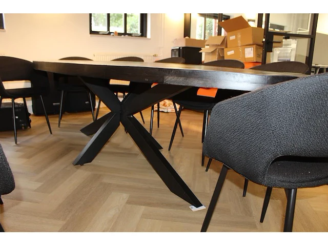 Ovale vergadertafel met tien gestoffeerde stoelen. tafel met houten blad en metalen kruispoot. - afbeelding 3 van  5