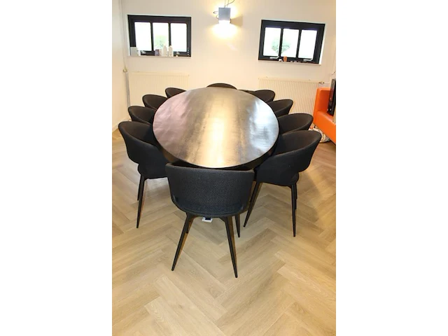 Ovale vergadertafel met tien gestoffeerde stoelen. tafel met houten blad en metalen kruispoot. - afbeelding 5 van  5