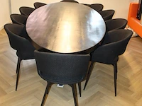 Ovale vergadertafel met tien gestoffeerde stoelen. tafel met houten blad en metalen kruispoot. - afbeelding 5 van  5