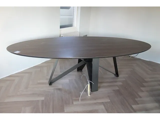 Ovalen conferentietafel met stalen voet en houten blad. afmeting 280 x 130 x 77cm. - afbeelding 1 van  1