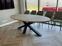 Ovalen eetkamertafel met matrixpoot