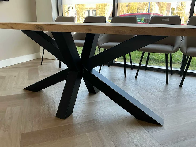 Ovalen eetkamertafel met matrixpoot - afbeelding 2 van  4