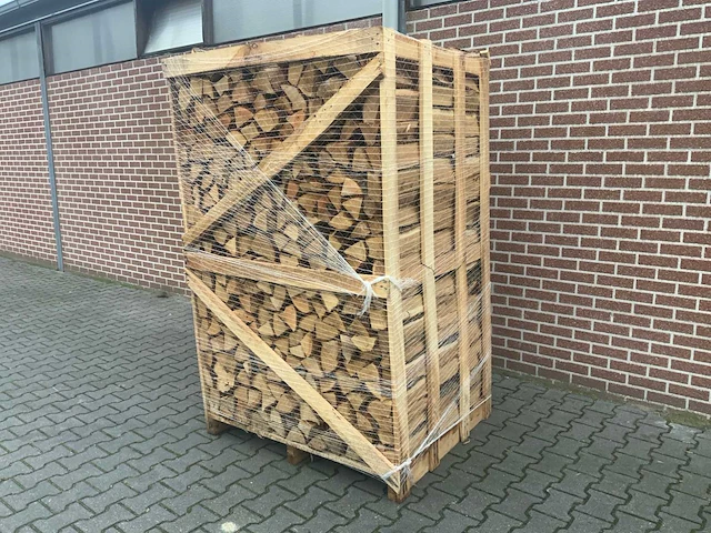 Oven gedroogd eiken haardhout 8m³ (4x pallet) - afbeelding 1 van  10