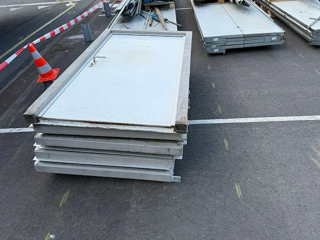Overheaddeuren, snelsluitdeur en loopdeuren (10x) - afbeelding 17 van  18