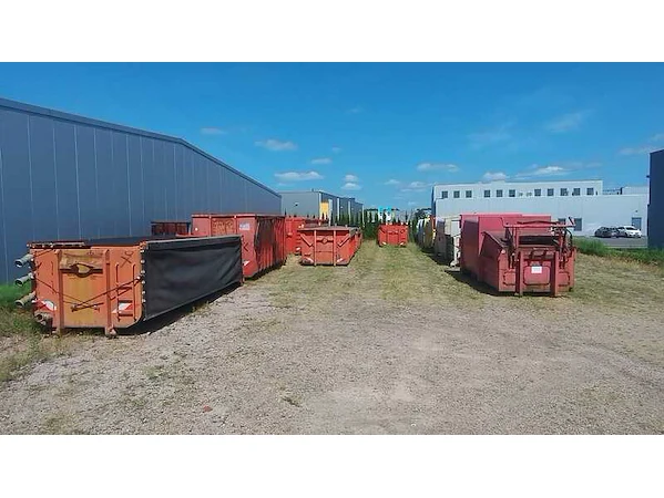 Overheidsveiling met afzetcontainers en perscontainers