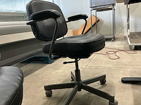 Overig kantoorinventaris: bureau, laden kast en 2 bureaustoelen. - afbeelding 2 van  11