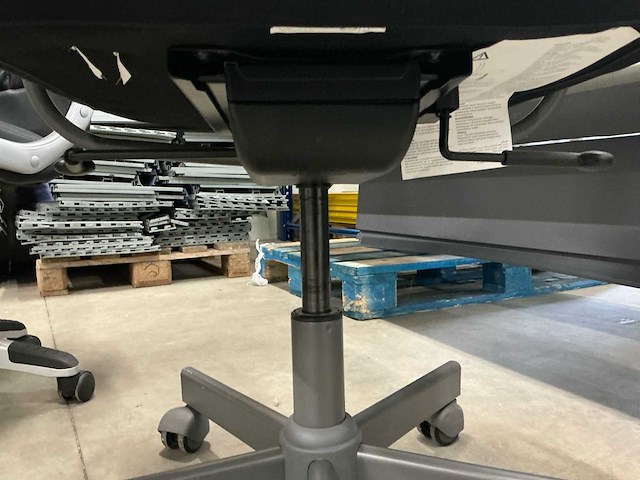 Overig kantoorinventaris: bureau, laden kast en 2 bureaustoelen. - afbeelding 3 van  11