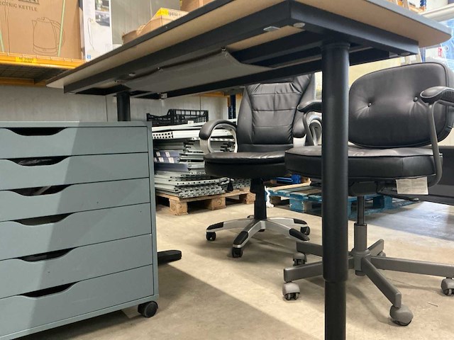 Overig kantoorinventaris: bureau, laden kast en 2 bureaustoelen. - afbeelding 7 van  11