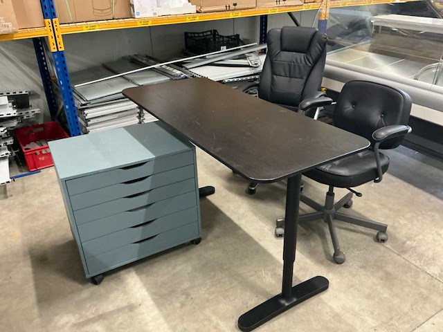 Overig kantoorinventaris: bureau, laden kast en 2 bureaustoelen. - afbeelding 1 van  11