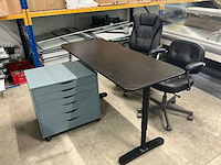 Overig kantoorinventaris: bureau, laden kast en 2 bureaustoelen. - afbeelding 1 van  11