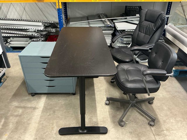 Overig kantoorinventaris: bureau, laden kast en 2 bureaustoelen. - afbeelding 2 van  11