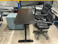 Overig kantoorinventaris: bureau, laden kast en 2 bureaustoelen. - afbeelding 2 van  11