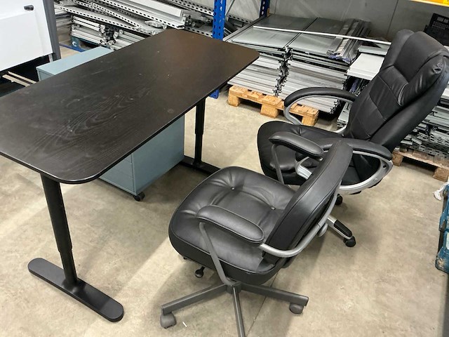 Overig kantoorinventaris: bureau, laden kast en 2 bureaustoelen. - afbeelding 3 van  11