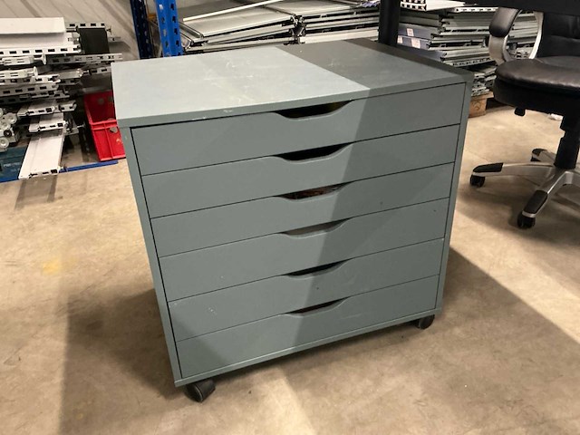 Overig kantoorinventaris: bureau, laden kast en 2 bureaustoelen. - afbeelding 4 van  11