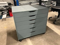 Overig kantoorinventaris: bureau, laden kast en 2 bureaustoelen. - afbeelding 4 van  11