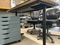 Overig kantoorinventaris: bureau, laden kast en 2 bureaustoelen. - afbeelding 5 van  11