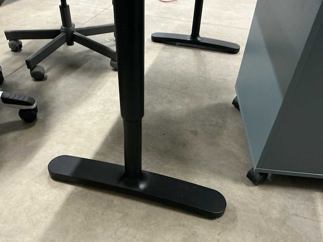 Overig kantoorinventaris: bureau, laden kast en 2 bureaustoelen. - afbeelding 7 van  11