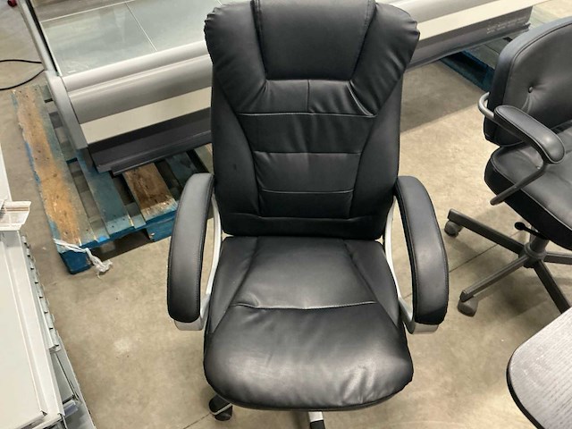 Overig kantoorinventaris: bureau, laden kast en 2 bureaustoelen. - afbeelding 8 van  11