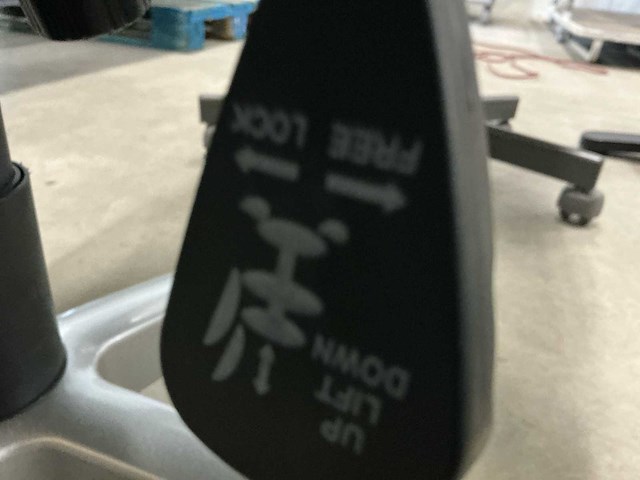 Overig kantoorinventaris: bureau, laden kast en 2 bureaustoelen. - afbeelding 9 van  11