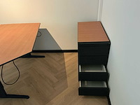 Overige kantoorinventaris/2 bureaus/ 2 bureau stoelen/ 1 kast. - afbeelding 2 van  8