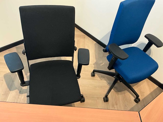 Overige kantoorinventaris/2 bureaus/ 2 bureau stoelen/ 1 kast. - afbeelding 3 van  8