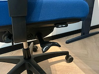 Overige kantoorinventaris/2 bureaus/ 2 bureau stoelen/ 1 kast. - afbeelding 6 van  8
