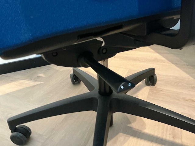 Overige kantoorinventaris/2 bureaus/ 2 bureau stoelen/ 1 kast. - afbeelding 7 van  8