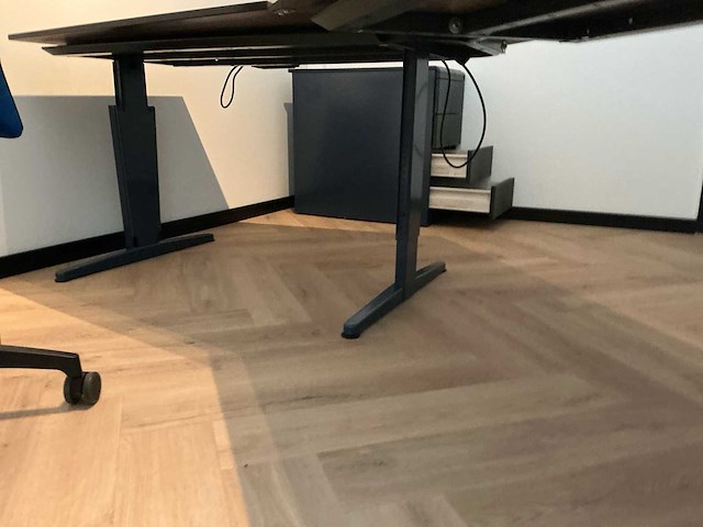Overige kantoorinventaris/2 bureaus/ 2 bureau stoelen/ 1 kast. - afbeelding 8 van  8